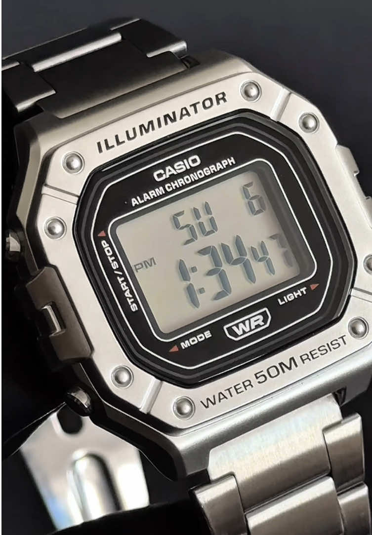 El Casio W-218HD-1AV es el reloj que no solo te da la hora, sino que también marca estilo. Con su correa metálica y diseño digital, combina la elegancia clásica con la funcionalidad que buscas. ¿Resistencia al agua? ✔️ ¿Batería de 10 años? ✔️ Este no es solo un reloj, es una inversión en estilo y durabilidad, porque un Casio nunca pasa de moda. . . . . . #casio #casiowatch #reloj #funcional #paratodoslados #limaperu🇵🇪 