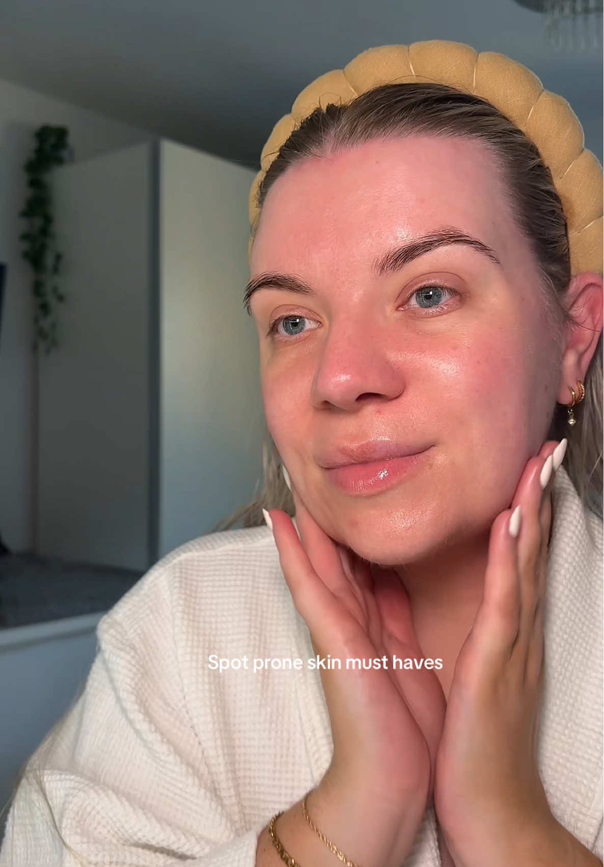 Two products you should reach for to help with spot prone skin ✨ Dark spot correcting serum 🧡 & Blemish relief treatment 🩵  @Murad Skincare #ad #muradskintellectual #muradvocate #skincare #spotproneskin #blemishcontrol #darkspots 