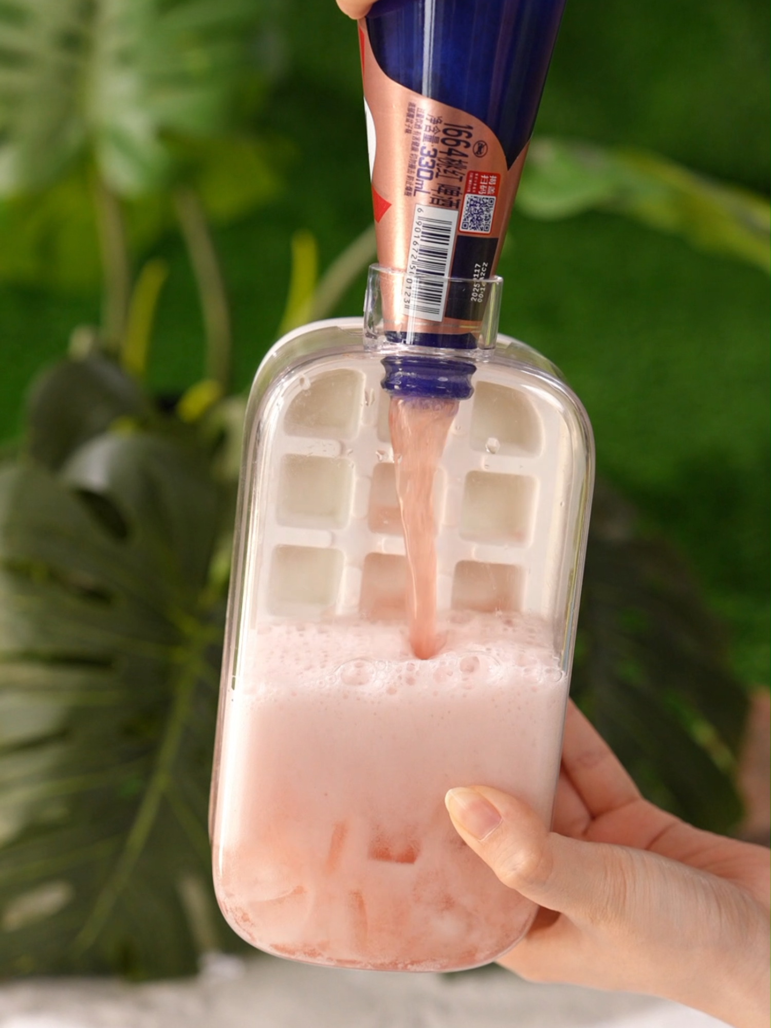 2-in-1 Ice Cube Bottle Water Bottle Design, quick to make Ice Cube 🧊 500ml 800ml Zero-touch press ice cube mold Ice Cube Bottle 2 in 1 Touch-Free Ice Cube Tray Water Bottle with Lid and Bin Ice Cube Bottle 2025 NEW 2 in 1 Ice Cube Tray&water Bottle Ice Cube Tray w Lid And Bin,Flexible Silicone Ice Molds for Coffee,Beers,Juice And Beverages  #foryoupage #fyp#fypシ゚viral#fypシ#summeressentials #cup #GlowUpCetaphil #spotlightfinds#amazonfinds#icetok#summertoks #gadgets#waterbottle#kitchengadgets#coolgadgetse #LearnOnTikTok #shopping #zasalife#fypシ゚viral🖤video #icedrink #whiskey #Summer #icedrink #summer2025