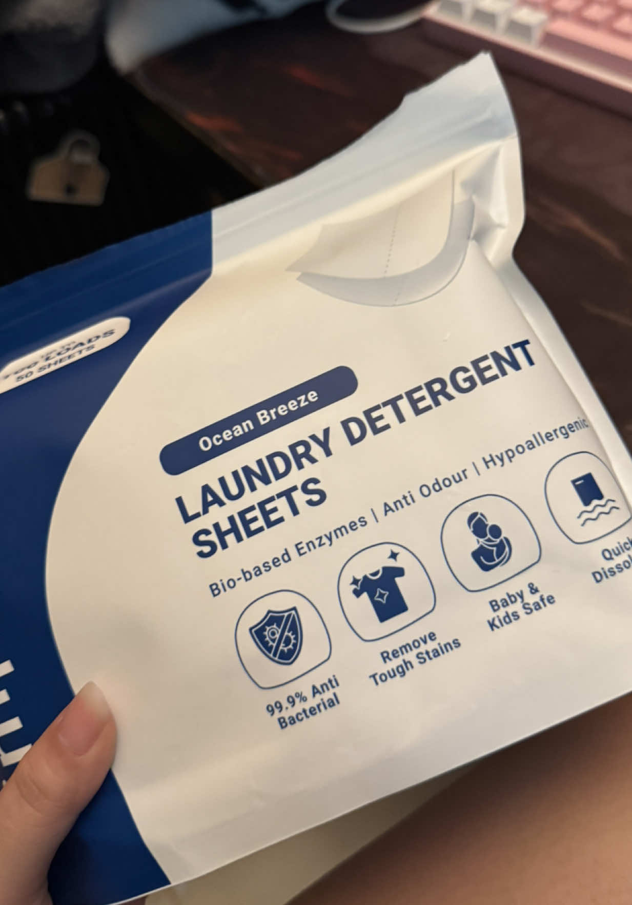 SimplyGood laundry detergent sheets is a must get for every household! 🫶🫶 tried and fell in love fr 😍 it smells so refreshing !  Look at how the water become so dirty just after a few seconds! Thats because all the stubborn stain & dirt came out 😨😨 this detergent sheets really makes washing clothes easier 🤭🥰 #detergentsheets #simplygood #washingclotheseasier 