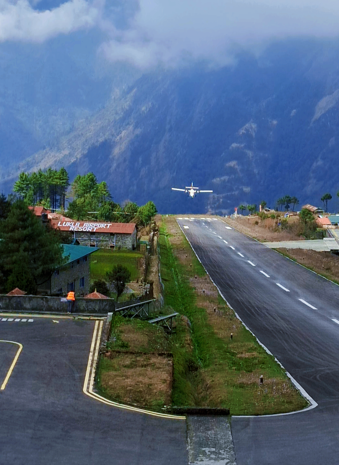 Lukla Airport - Landing Plane in Lukla Nepal.  Most dangerous in the world.  #landing #lukla #luklaairport #Airplane #world #landing #most #mostviralvideo #dangerous #airport #intheworld 