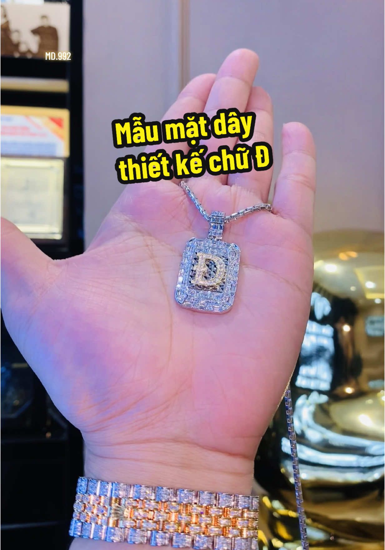 Mẫu mặt dây thiết kế chữ Đ 2 màu Vàng. Đính kim cương thiên nhiên loại đẹp nhất 💎 #tâmluxury #nocnhatamluxury #chungeovi #matday #kimcuongthiennhien #viral #đẹp #💎 