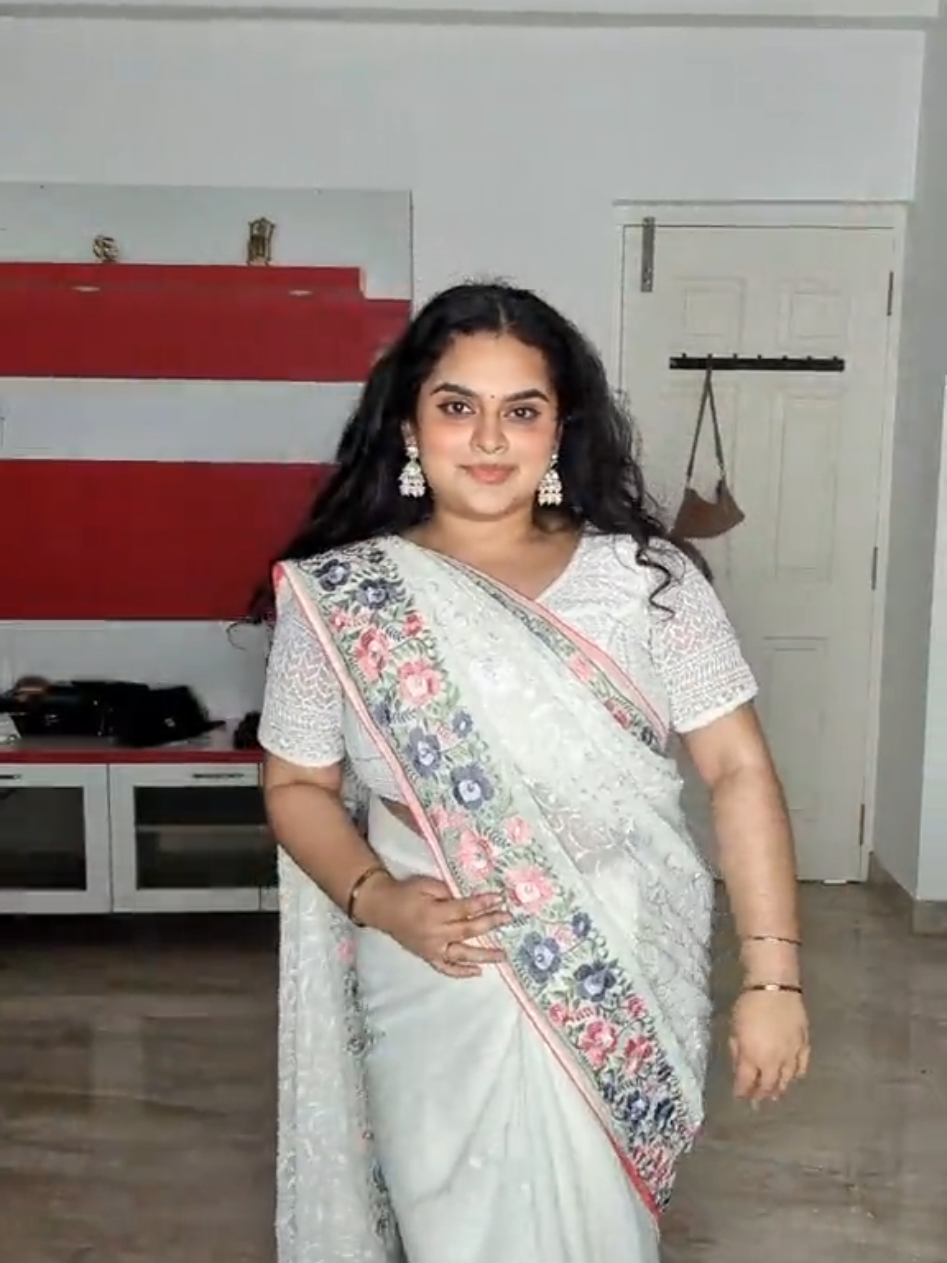 This India trip has deffo converted me to being a saree girl 🥻 #malayali #browngirl #sareelove  [mallu, malayalam, desi, saree]