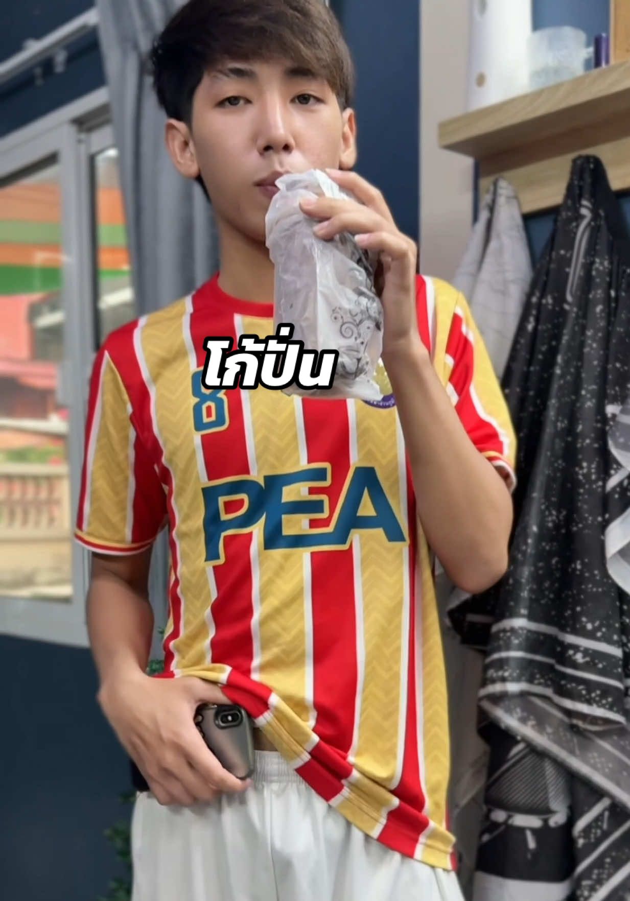กินน้ำโกโก้ปั่น 35 บาท ร้านแม่ช่างเอง 😂#ร้านตัดผมอ่างทอง #ร้านตัดผมไผ่ดำ #ตัดผมชาย 