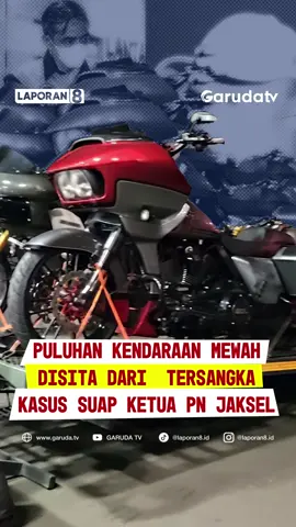 Penyidik Jaksa Agung Muda Tindak Pidana Khusus (Jampidsus) Kejaksaan Agung terus mendalami kasus dugaan suap dan gratifikasi yang menjerat Ketua Pengadilan Negeri Jakarta Selatan, Muhammad Arif Nuryanta. Sejumlah barang bukti bernilai fantastis berhasil disita dalam proses penggeledahan, termasuk puluhan kendaraan mewah. Sebanyak 21 sepeda motor mewah dan tujuh sepeda dikirim ke Kantor Kejaksaan Agung, Jakarta Selatan, pada Minggu malam menggunakan tiga truk towing. Penyitaan dilakukan setelah penggeledahan di sejumlah lokasi yang berkaitan dengan kasus dugaan suap yang menjerat Arif Nuryanta mantan Wakil Ketua Pengadilan Tipikor Jakarta Pusat yang kini menjabat Ketua Pengadilan Negeri Jakarta Selatan. Sebelumnya, penyidik juga telah menyita empat unit mobil mewah dari berbagai lokasi di Jakarta sebagai bagian dari pengusutan perkara. Selain penyitaan aset, penyidik turut memeriksa dua dari tiga anggota majelis hakim Pengadilan Tipikor Jakarta Pusat yang memutus vonis lepas (onslag) terhadap tiga terdakwa korporasi dalam kasus korupsi pemberian fasilitas ekspor minyak sawit mentah (CPO). Pemeriksaan dilakukan guna mengungkap keterlibatan atau potensi pengaruh dari praktik suap dalam proses peradilan. Penyidik kini tengah mencari keberadaan seorang hakim lainnya yang diketahui masih berada di luar kota. Kepala Pusat Penerangan Hukum Kejaksaan Agung, Harli Siregar, menyatakan bahwa penyidik masih berupaya menggali informasi mendalam terkait keterlibatan para hakim dalam perkara yang menjadi sorotan publik ini. “Penyidik ingin mengungkap sejauh mana keterlibatan para hakim, termasuk indikasi adanya transaksi atau komunikasi yang mengarah pada suap dalam putusan onslag tersebut.” Seperti diketahui, Kejaksaan Agung telah menetapkan empat tersangka dalam kasus ini, termasuk Ketua PN Jakarta Selatan Muhammad Arif Nuryanta, seorang panitera muda perdata, serta dua pengacara korporasi. Keempatnya diduga terlibat dalam praktik suap terkait vonis lepas terhadap Permata Hijau Group, Wilmar Group, dan Musim Mas Group dalam perkara ekspor CPO. Total nilai suap yang diduga diterima Arif Nuryanta mencapai Rp60 miliar, yang diberikan melalui perantara panitera. Keempat tersangka kini telah ditahan di tiga rumah tahanan berbeda, sementara Kejaksaan Agung menegaskan akan terus mengusut kasus ini hingga tuntas. Laporan Muhammad Rofi Jamil | Khassemy Arif | Jakarta | Garuda TV Caption | Admin : Awan | Filda #SuapHakim #KejaksaanAgung #KorupsiCPO #ArifNuryanta #Gratifikasi #PNJakartaSelatan #Tipikor #WilmarGroup #MusimMas #GarudaTV #BeritaTerkini #KasusKorupsi #MotorMewah #MobilMewah #Jampidsus