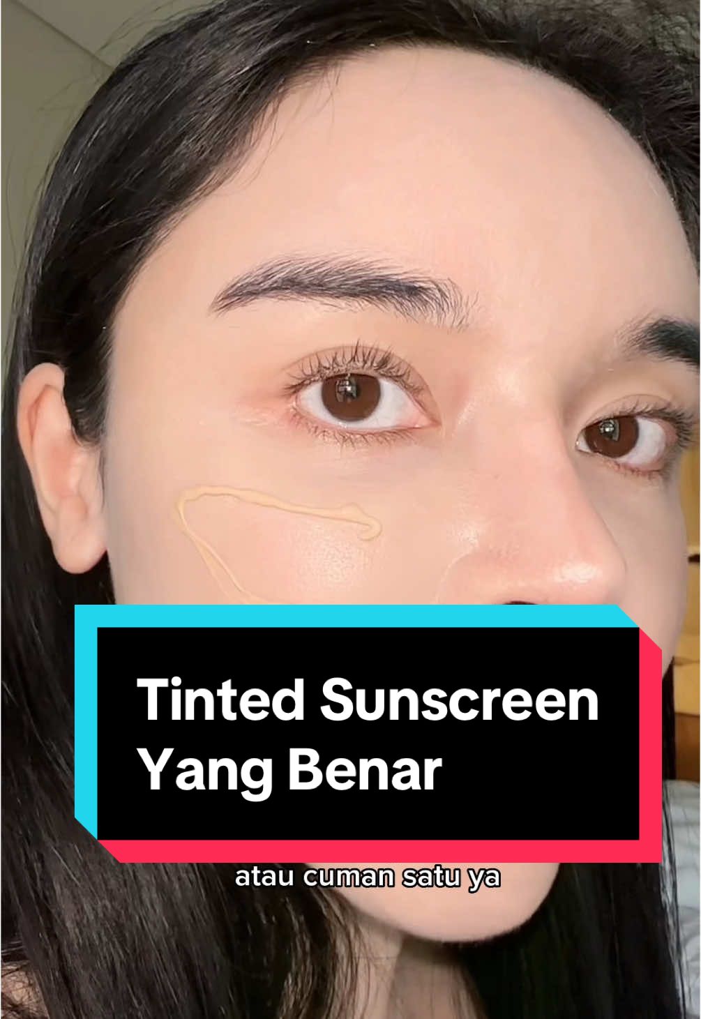 Yang namanya tinted sunscreen harusnya ga hanya memperbaiki tone tetapi juga sekalian ada proteksi extra terhadap visible light dengan iron oxide. Jumlah iron oxide-nya juga harus cukup banyak yaitu 30 mg tiap kali apply. Dari Lucienne ini 600 mg/20 ml jadi pas banget bisa melindungi dari blue light. Skincare kalo ngaku melindungi dari blue light tapi ga ada iron oxide keterlaluan sih. Ini bisa memudarkan pih dan flek ya kalau dipakai rutin. Malem tetap harus double cleansing tp micellar + fw cukup. #sunscreen #rekomendasitintedsunscreen #tintedsunscreen #hacks #skincare #makeup #spf #hybridsunscreen #glowy #shine #realskin #hd #feellikskin #lucienne #titaniumdioxide #skinnimalism #minimalism #simple #morningroutine #skincarepagi #nomakeup #naturallook #neat #healthyskin #hydrated #cerah #bright #whitening #brightening #shine