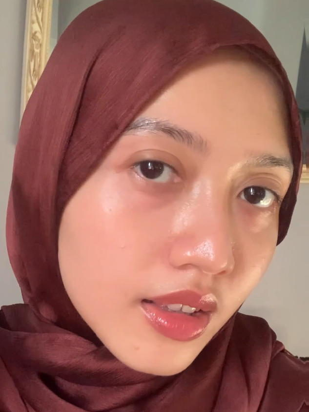 Korang ada kulit kusam tapi nak achieve bright skin? Try guna @glad2glow.my Brightening moisturiser to get this brighter skin tone. #g2gbrighteningmoisturizer #brighteningmoisturizer #glad2glowmy 