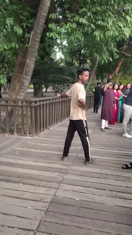 বৈশাখী মেয়েরা যেমন করে পিক তুলে 
