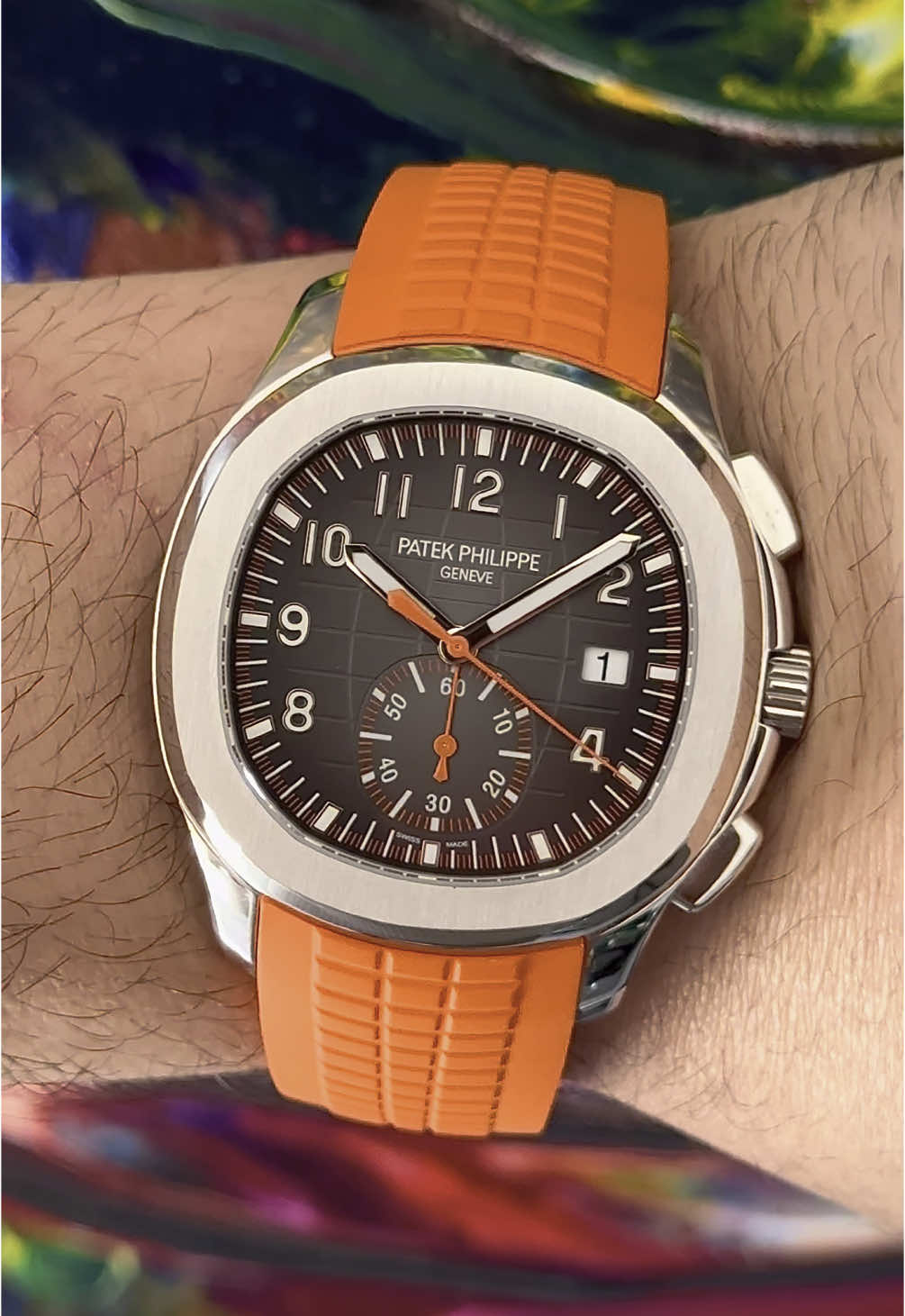 PATEK PHILIPPE Aquanaut Chronograph 2019 LC100 – 5968A-001 🧡⏱️✨ Sportlich, markant und unverkennbar Patek – der Aquanaut Chronograph 5968A kombiniert ein robustes Edelstahlgehäuse mit einem auffälligen orangen Kautschukarmband, das dem Klassiker einen modernen und dynamischen Look verleiht. Angetrieben vom Kaliber CH 28‑520 C und ausgestattet mit einem markanten schwarzen Zifferblatt, wird dieses LC100-Modell von 2019 mit Box & Papieren geliefert. Wo Haute Horlogerie auf urbanen Lifestyle trifft. #marcgebauer #PatekPhilippe #Aquanaut #Chronograph #OrangeStrap #LuxuryWatch #SwissMade #WatchCollector #HauteHorology #wristgame 
