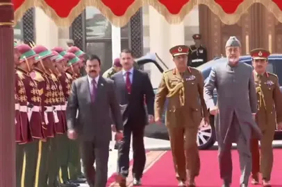 ‏يدٌ مباركةٌ تحمل وطن بشعبه ومبادئه الثابتة، لتضعها في صلب كل لقاءٍ وكل اتفاقية، مؤكدةً ان عُمان ستظل شامخةً في مصاف الأمم، مضيئة بأمجادها، وراسخة بعزم قائدها.  ‏⁧‫#هيثم_بن_طارق‬⁩ ‏⁧‫#السلطان_هيثم_بن_طارق‬⁩  ‏⁧‫#عُمان‬⁩ #اكسبلورexplore 
