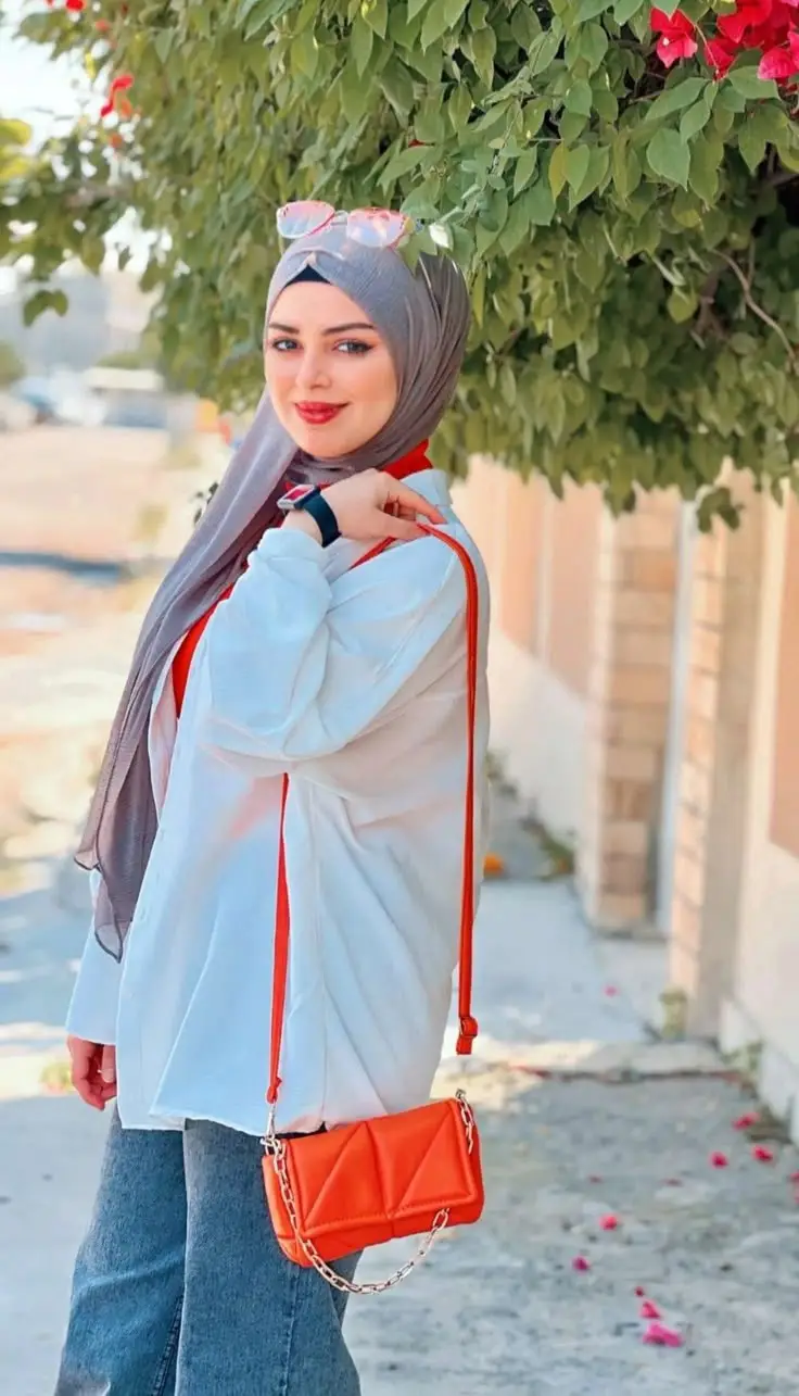 لِسانُكَ لا تَذكُرْ بِهِ عَورَةَ امرئٍ فَكُلُّكَ عَوراتٌ وللنّاسِ ألسُنُ