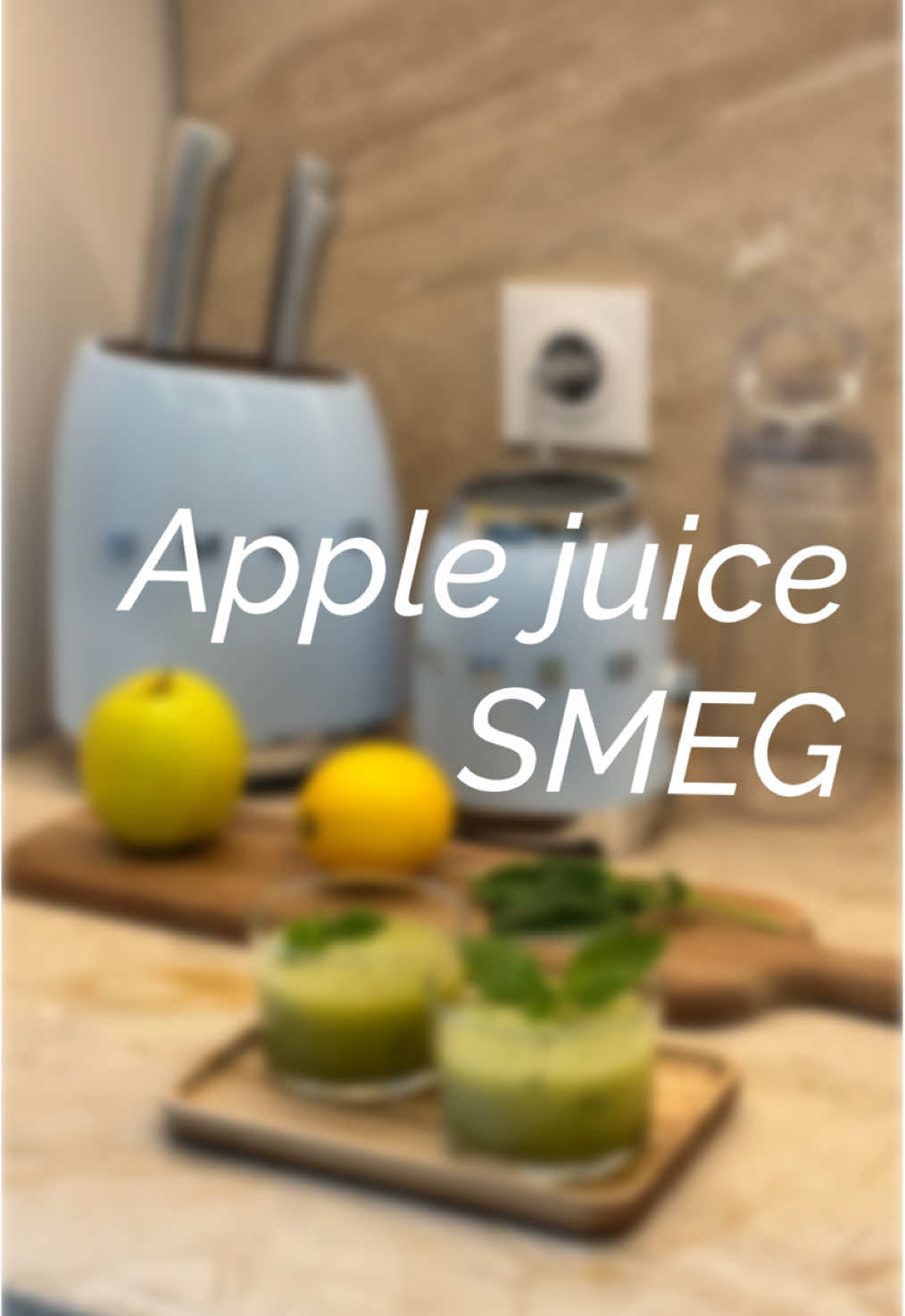 Summer in a glass 🍏🌿 Apple & Basil - So fresh, So good ! ☀️ #smeg #smegappliances #Recipe #juicerecipe #applejuice #summerjuice #summerrecipes 