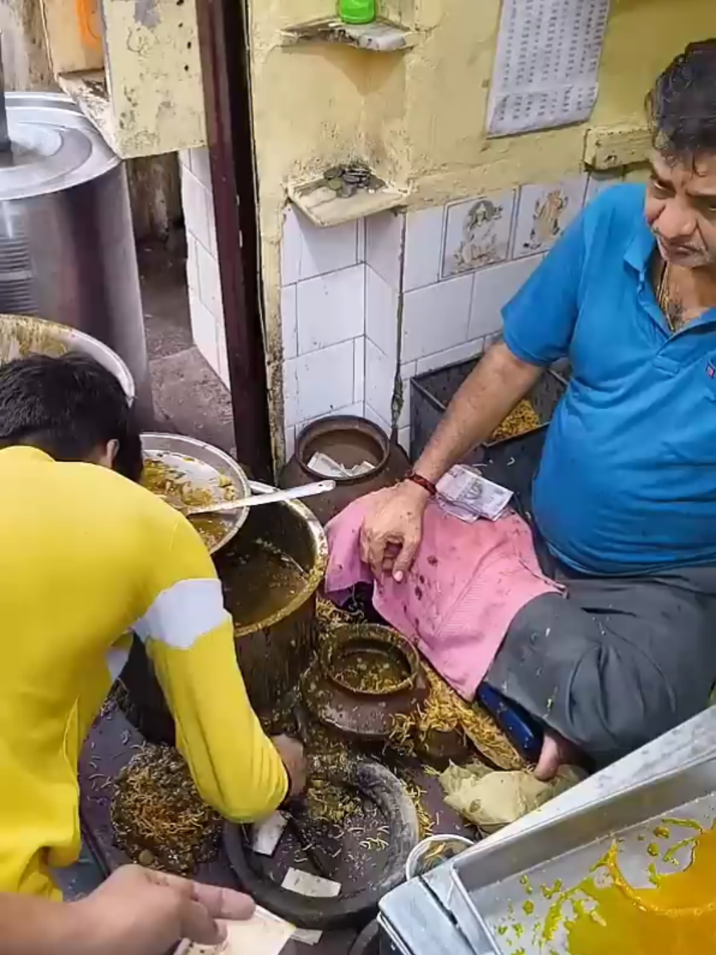 Bold flavors, fiery spice – the Heart Attack Kachori from Club Kachori is Kolkata’s street food legend! #Foodie #foodbloggers #LaliChhangani #ClubKachori #indianstreetfood 