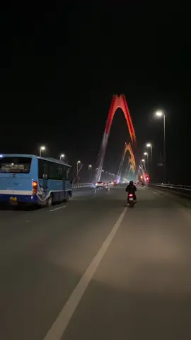 Hà Nội thành phố quá nhiều muộn phiền . Thiếu tiền là một , thiếu ngủ là hai .. #hanoi #langthangđườngphố #chill #nhachaymoingay #xuhuong #xhtiktok 