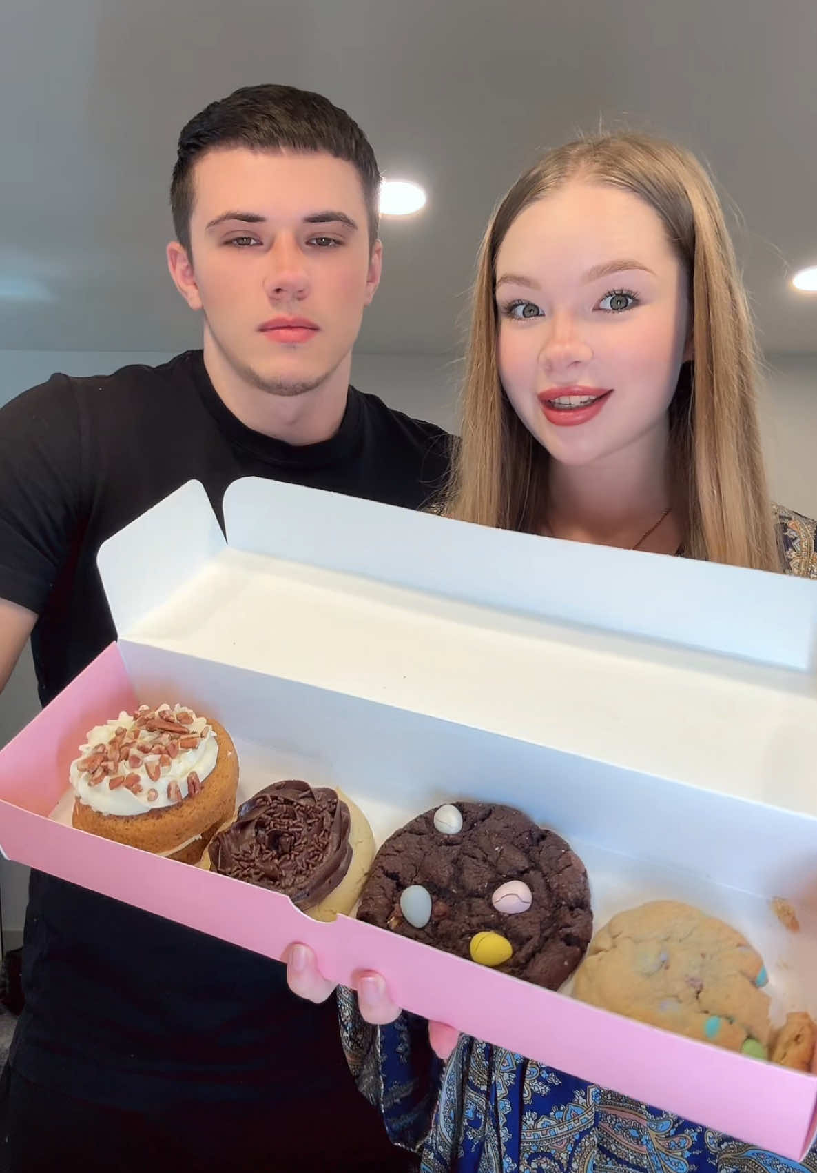 Пробуем с Захаром новую неделю в crumbl cookie 🍪 #crumblcookies #crumbl #крамблкуки #захаркрамблкуки 