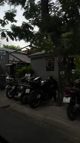 “Có một người vẫn đứng đó, lặng lẽ nhìn về phía em từng bước đi xa. Không gọi, không níu kéo, chỉ lặng thinh chờ đợi. Dù chẳng biết em có quay lại hay không, họ vẫn tin, hoặc tự lừa mình tin, rằng một ngày nào đó… em sẽ nhớ ra có người từng đứng đợi em rất lâu ở phía sau.”