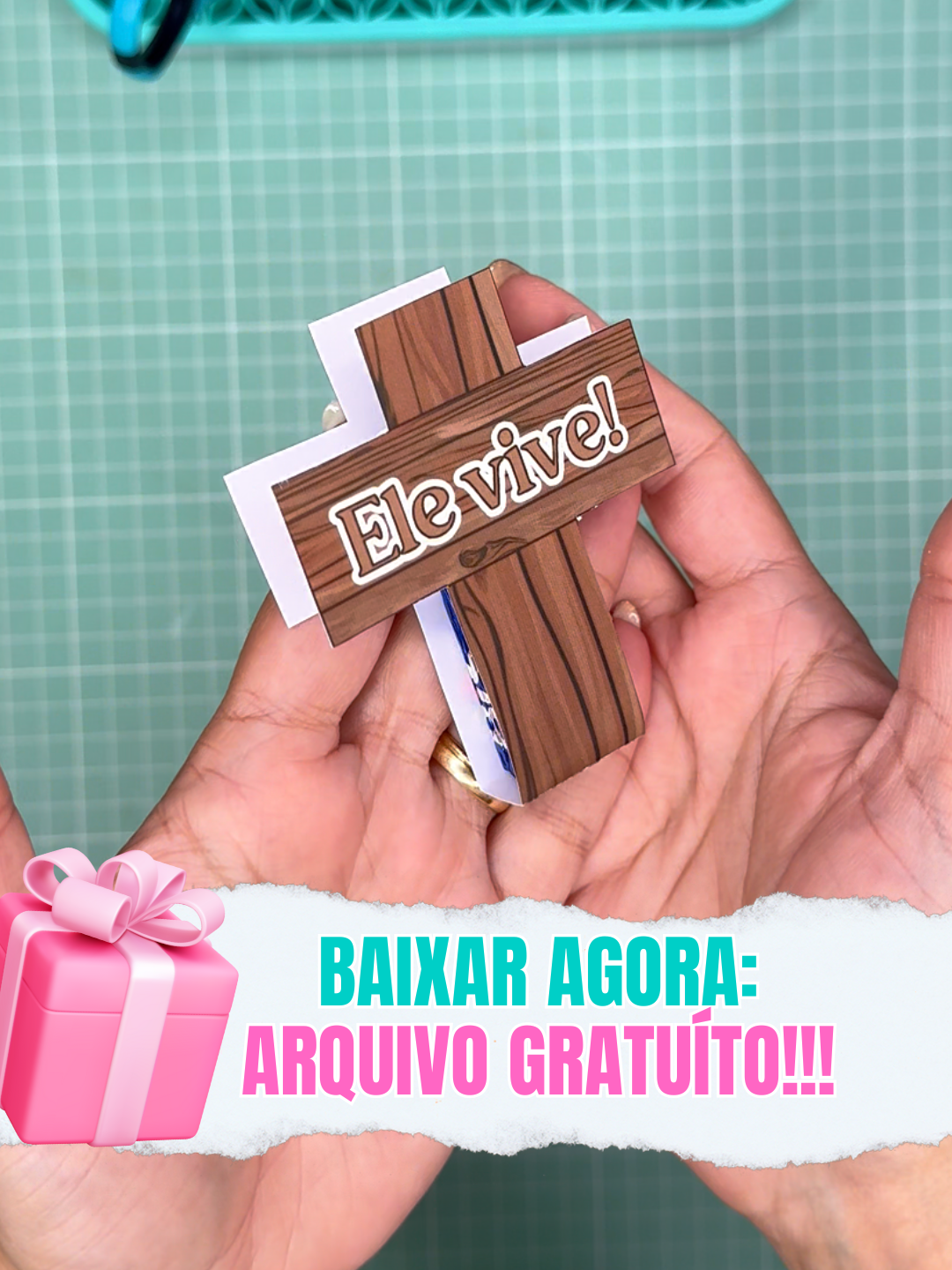 ✨ Ele vive! ✨ Um presente cheio de significado pra você! 💖 Essa cruz linda e simbólica faz parte dos nossos Personalizados para a Páscoa e este modelo está disponível GRATUITAMENTE para baixar e usar em suas criações! Dentro dsa cruz, voce pode adicionar tanto BIS quanto Batom, as duas opções se encaixam perfeitamente. 🖐️ Recorte fácil, perfeita até pra quem está começando sem máquina de corte! 📥 Comente CRUZ aqui no post que eu envio o link direto para você baixar o arquivo! Vamos espalhar amor e propósito nessa Páscoa com arte! 💝 #UniversoDaPáscoa #EleVive #PersonalizadosDePáscoa #PáscoaCriativa #CorteNaTesoura #ArtesanatoComAmor #Páscoa2025 #ARFabricandoArte