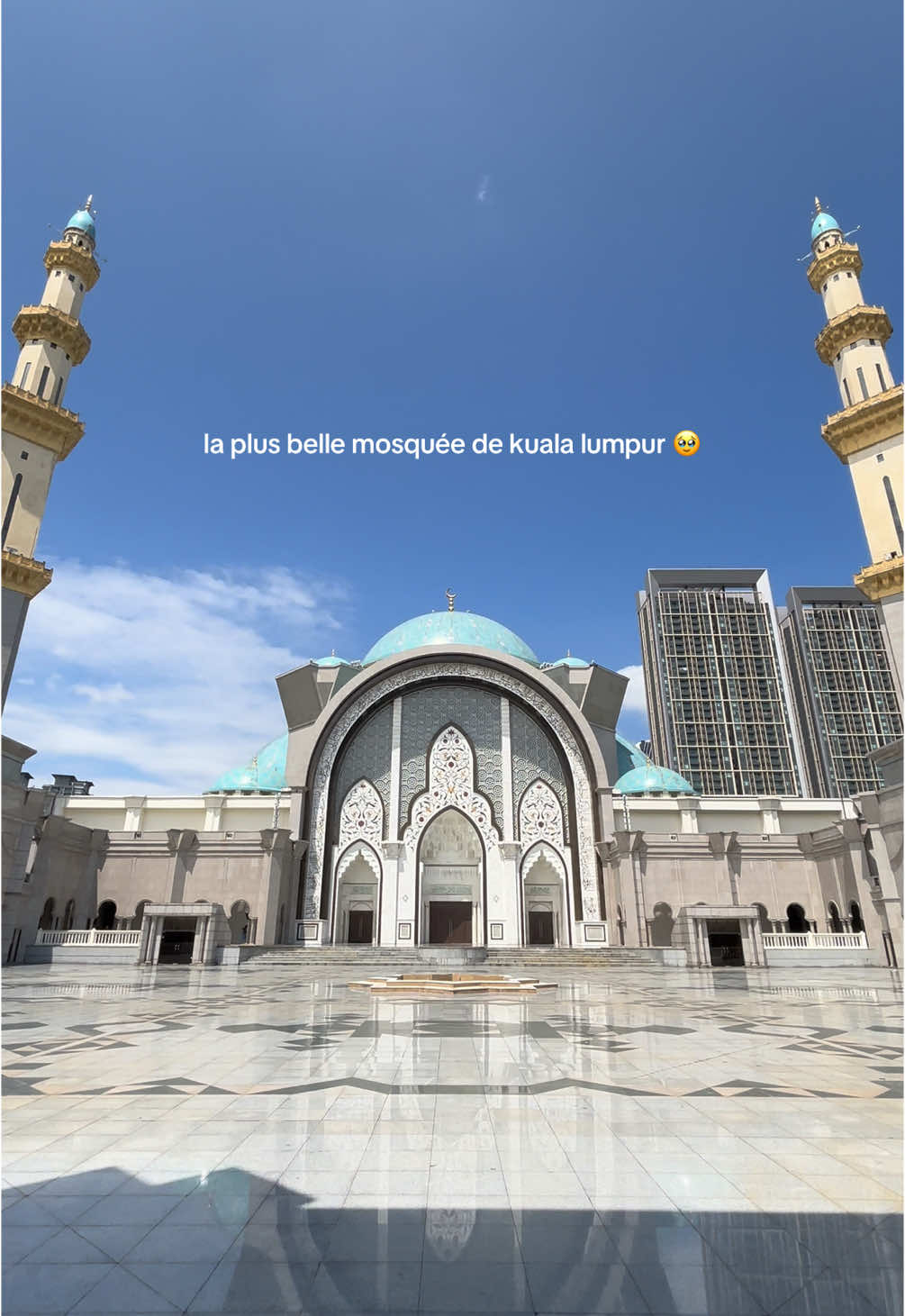 J’ai trouvé la plus belle mosquée de Kuala Lumpur ! 🕌 La mosquée Wilayah, juste à côté du centre-ville, est une vraie pépite.  L’architecture est incroyable, l’ambiance hyper paisible… et le mieux ? Il n’y a presque personne ! La visite est totalement gratuite, mais c’est toujours bien de laisser une petite donation à la fin. 🙏  Vous pouvez facilement y aller en Grab. 🚗 #kualalumpur #kualalumpurmalaysia #wilayahpersekutuan #wilayahpersekutuankualalumpur #kualalumpurthingstodo #mosque #mosquee