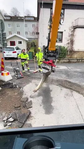 Flytta stolpe #sverige #liebherrsverige #liebherr #liebherrfamily #construction #rototiltsverige #tiltrotator #sweden #grävmaskin #excavatorsweden #heavyequipment #rototilt #bagger #TikTokLIVE #LIVEhighlights 