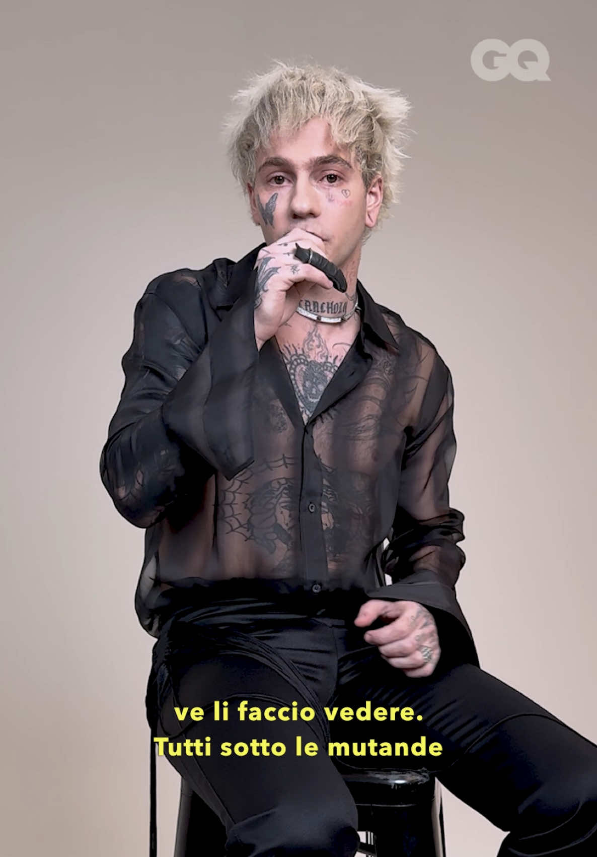 I tatuaggi di @Chiello sono capitoli sparsi del suo vissuto: «Rappresentano la mia vita, sono come dei fermi immagine». Ma c’è una zona del corpo che resta off-limits. Scopri quale, e guarda il cantante raccontare il significato dei suoi tatuaggi nel nostro #TattooTour. #Chiello 