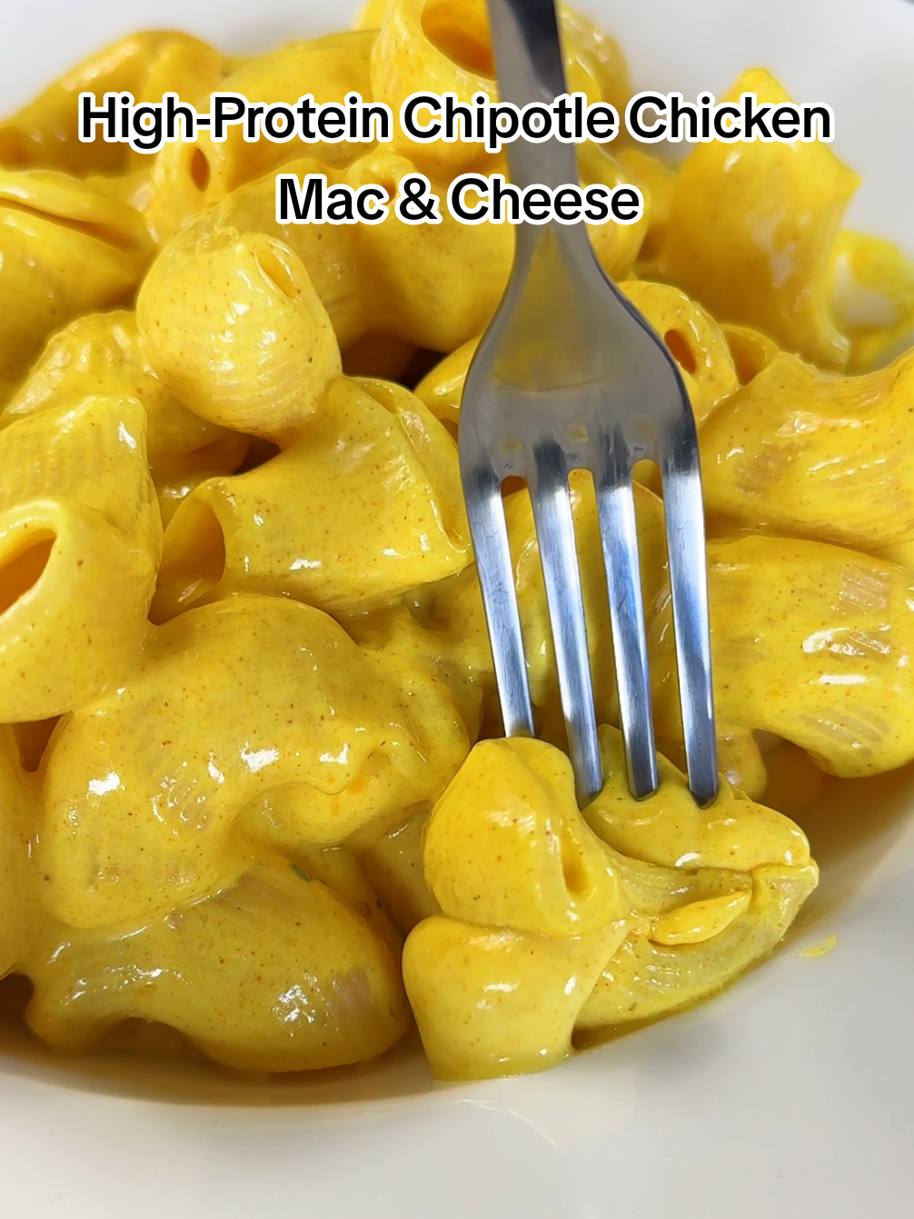 High-Protein Chicken Mac & Cheese🤤 Honestly, one of my best recipes so far! It's generous, tasty, creamy and, healthy!😍 This macro friendly version of chicken Mac & Cheese is perfect if you're looking for a better and healthier lifestyle but still want to enjoy your meals🔥 I add some chipotle sauce which makes all the difference, I hope you like it! Calories : 518 Protein : 54g Carbs : 56g Fat : 8g The full recipe is in my Happy & Healthy Cookbook, link in my bio❤️ #chicken #macandcheese #highprotein #delicious #creamy #tasty #foodies #fyp 