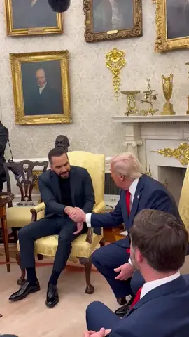 El Presidente @Nayib Bukele fue recibido por su homólogo, Donald Trump, en la Casa Blanca, donde sostuvieron una reunión en la que se abordaron temas clave de interés bilateral.