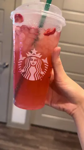 Pink lemonade refresher #pink #pinklemonade #refresher #starbucks #starbucksdrinks #fypシ゚viral #drinks 🤤🤤🤤🤤🩷