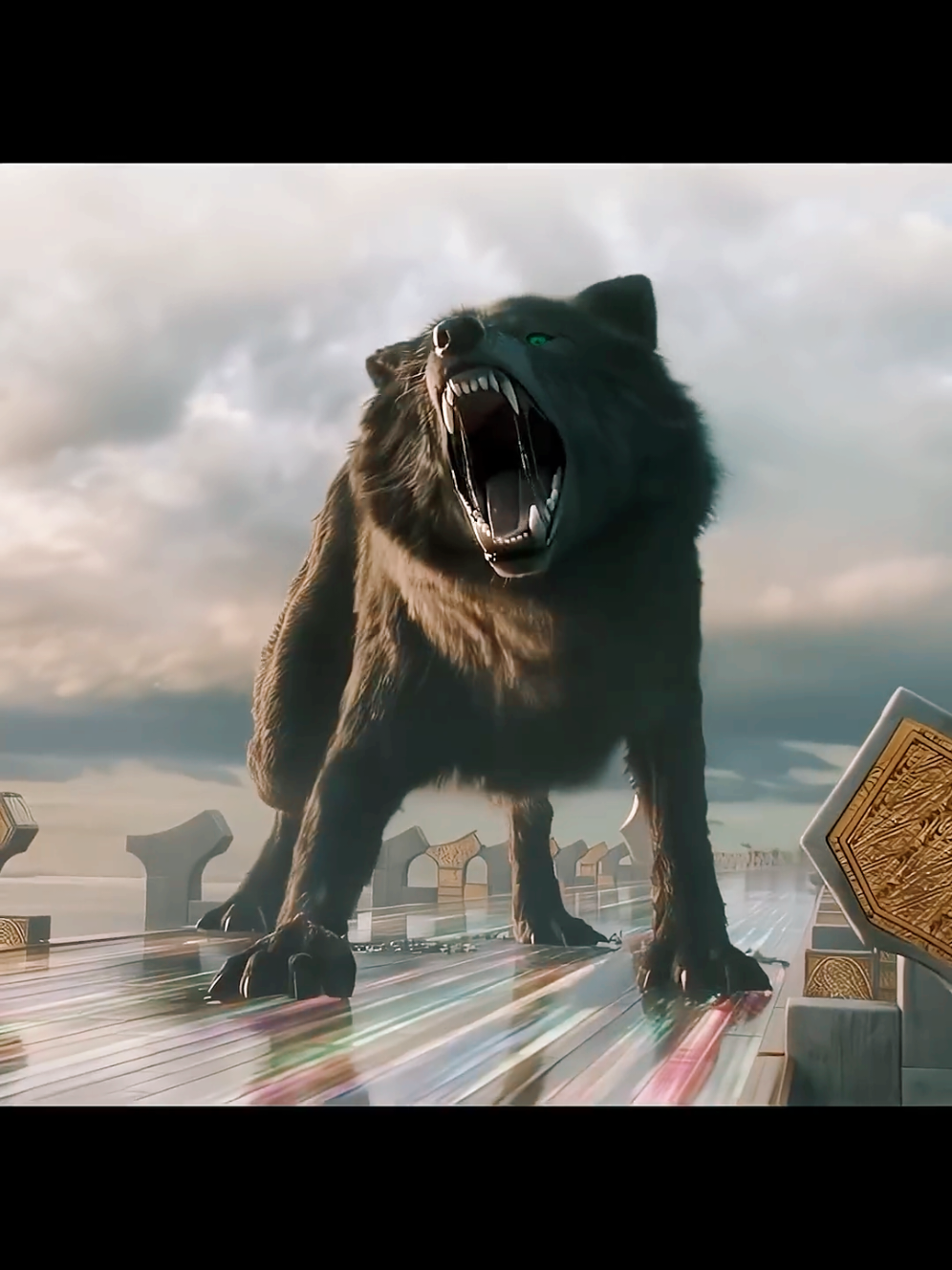 The giant wolf will never underestimate anyone who falls from the sky again.  #hulk #theavengers #movieclip #video #trending #fantasy #viralvideo #film #movie #shortsvideo 