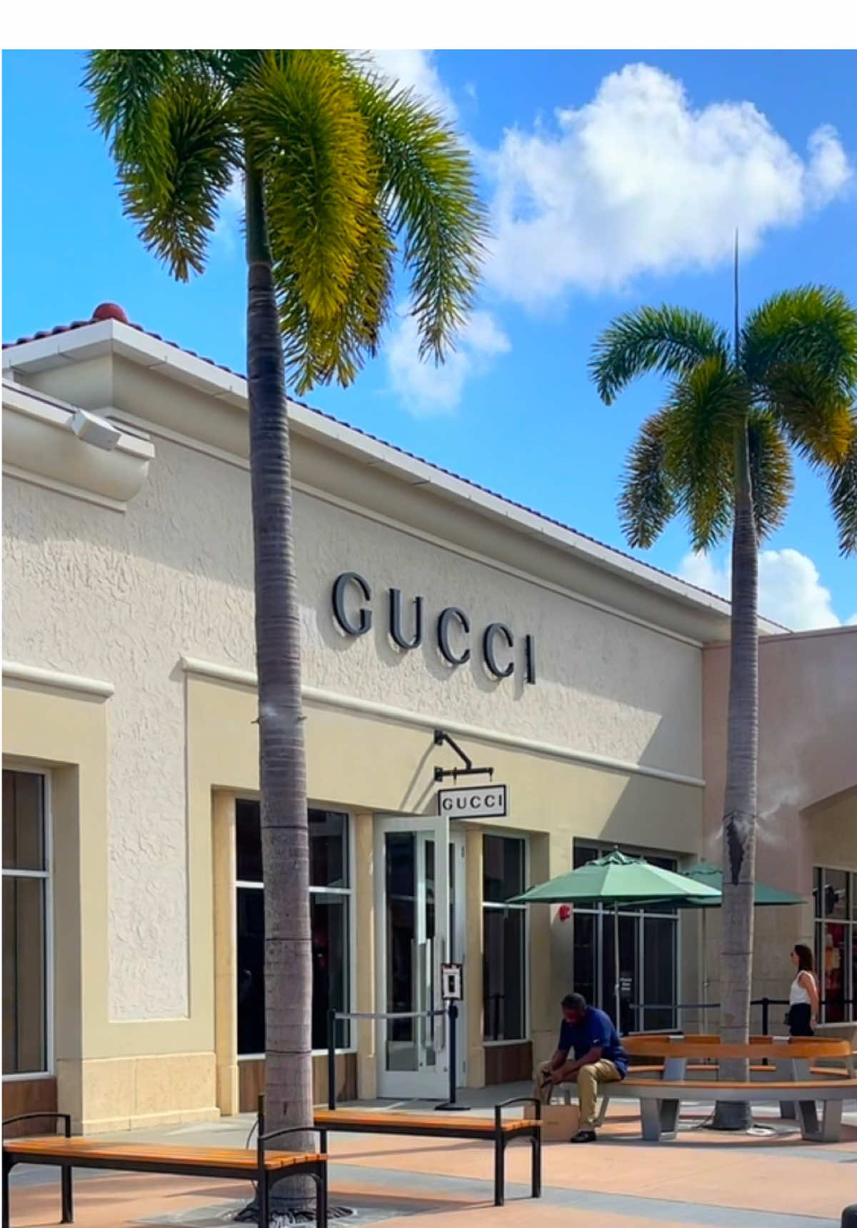 The outlets here are too cute!! 🛍️🍦💵✨🇺🇸 #orlandoflorida #foryoupage #fyp #disneyworld #vinelandoutlets #shoppingday #outletshopping 