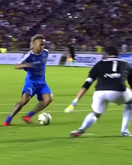 Neymar vs Goalkeepers 😱🥶. #football  #Soccer  #trending  #viral  #footballmoments  #foryou  #fyp 