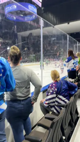 It was short lived but entertaining to see #hockeyboys #hockey #hockeyfight #icemenhockey 