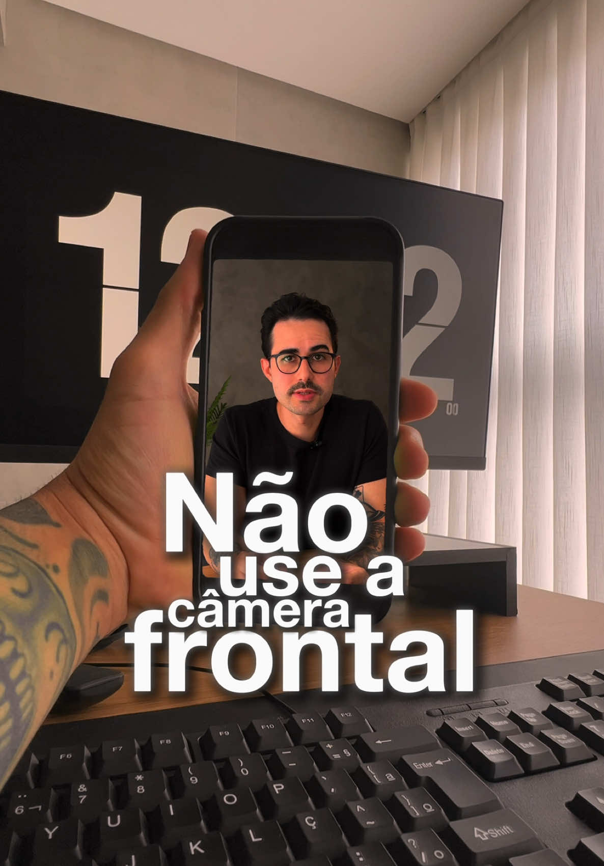 Quer usar a câmera traseira e se ver enquanto grava? 🎬 Aqui vão as melhores formas de gravar sozinho sem precisar pedir ajuda pra ninguém. Testa aí e me conta qual funcionou melhor pra você. Já salva esse vídeo pra não esquecer depois! ⚡️ #edicaodevideo #criadordeconteudo #iluminacao #editor #criacaodeconteudo #creator 