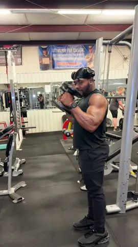 Dumbbell Hammer Curls the RIGHT way🔥💪🏽#armday #biceps #hammercurls #bicepcurl #gymtips 