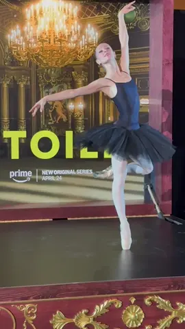 To celebrate the upcoming premiere of Amy Sherman-Palladino's #etoileonprime, Prime Video put a live-sized music box (complete with a real-life ballerina!) in the middle of Grand Central Station. #etoileonprime #primevideo #etoile #ballet #matisselove #margueritederricks #nyc #ballerina
