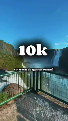 Cataratas do Iguaçu – Brasil Com mais de 275 quedas d’água, as Cataratas do Iguaçu formam um espetáculo impressionante da natureza. A majestosa Garganta do Diabo é a maior e mais famosa das quedas, com cerca de 80 metros de altura. A força das águas caindo verticalmente cria uma névoa que envolve a paisagem, proporcionando um espetáculo visual incrível. A região ao redor das Cataratas do Iguaçu também é rica em biodiversidade. A área faz parte do Parque Nacional do Iguaçu, que abriga uma floresta subtropical preservada e uma grande variedade de espécies de flora e fauna. A região é conhecida por ser o lar de várias espécies ameaçadas de extinção, como a onça-pintada, a anta, o tatu-canastra e o papagaio-de-peito-roxo. Os amantes da natureza têm a oportunidade de explorar a fauna e a flora da região através de trilhas e passeios guiados. #100kviews #bora #fyp #100kfollowers 