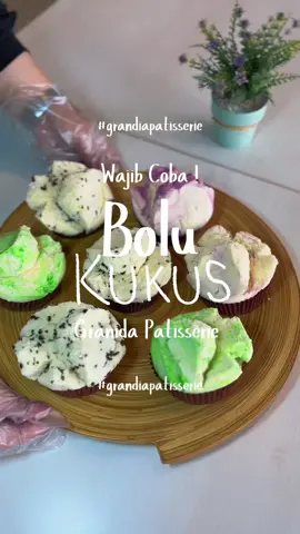 Bolu Kukus empuk, wangi, dan ukurannya nggak main-main! 🎂✨ Grandia Patisserie punya bolu kukus kekinian dengan 3 varian rasa favorit: 💚 Pandan 💜 Taro 🍦 Vanilla Messes Teksturnya super lembut dan fluffy banget, cocok buat sarapan, camilan sore, atau suguhan di rumah. Tiap potongannya tuh enak banget dimakan bareng teh atau kopi hangat! 📍 Grandia Patisserie – GF Floor Grandia Hotel Bandung 📞 Order via WhatsApp: +62 812-2054-5527 🎁 Bisa untuk hampers juga lho! #GrandiaPatisserie #BoluKukus #BoluKukusBandung #CemilanEnak #SnackBandung #DessertBandung #BoluLembut #KueKukus #PatisserieBandung #RotiEnakBandung #KueKekinian #BoluKukusLembut #kuebasahbandung 