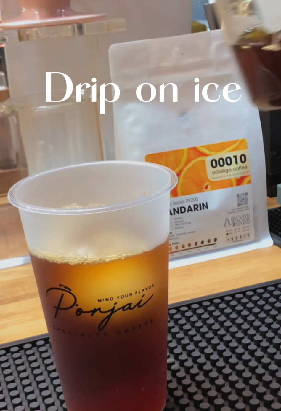 🍊“𝐃𝐫𝐢𝐩 𝐨𝐧 𝐈𝐜𝐞” กับเมล็ดกาแฟ 𝗘𝗧𝗛𝗜𝗢𝗣𝗜𝗔 𝗠𝗔𝗡𝗗𝗔𝗥𝗜𝗡 😋 🍊เติมความสดชื่นใสช่วง summer กับกาแฟดริปเย็นเมล็ดกาแฟอาราบิก้า 𝗘𝗧𝗛𝗜𝗢𝗣𝗜𝗔 𝗠𝗔𝗡𝗗𝗔𝗥𝗜𝗡 ที่เมื่อนำมาดริปกับน้ำแข็งก็ยังคงบอดี้ที่ชัดเจน พร้อมกลิ่นส้มหอมละมุน เหมาะกับการดื่มในวันพักผ่อนสบายๆ ในทุกๆ วัน......สำหรับใครที่ได้ลอง “𝐃𝐫𝐢𝐩 𝐨𝐧 𝐈𝐜𝐞” แวะมาชิมที่ร้านได้นะคะ #coffee #นนทบุรี #ร้านกาแฟนนทบรี #Nonthaburicafe #mindyourflavours #specialitycoffee #robotespressomaker #robotespresso #porjaicoffee 