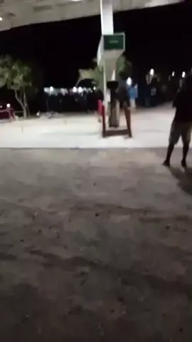 #JRTENDENCIA | Supuestamente por asaltar una gasolinera en Santa María, Jamastrán,Danlí, El Paraíso, Honduras, le quitan la vida al guardia de seguridad que se conoce hasta ahora como Geovanny y un bombero resultó herido, en el lugar ya se encuentra la Policía Nacional con la escena acordonada. Gracias a nuestro colaborador William Suárez por la información . Noticia en desarrollo...