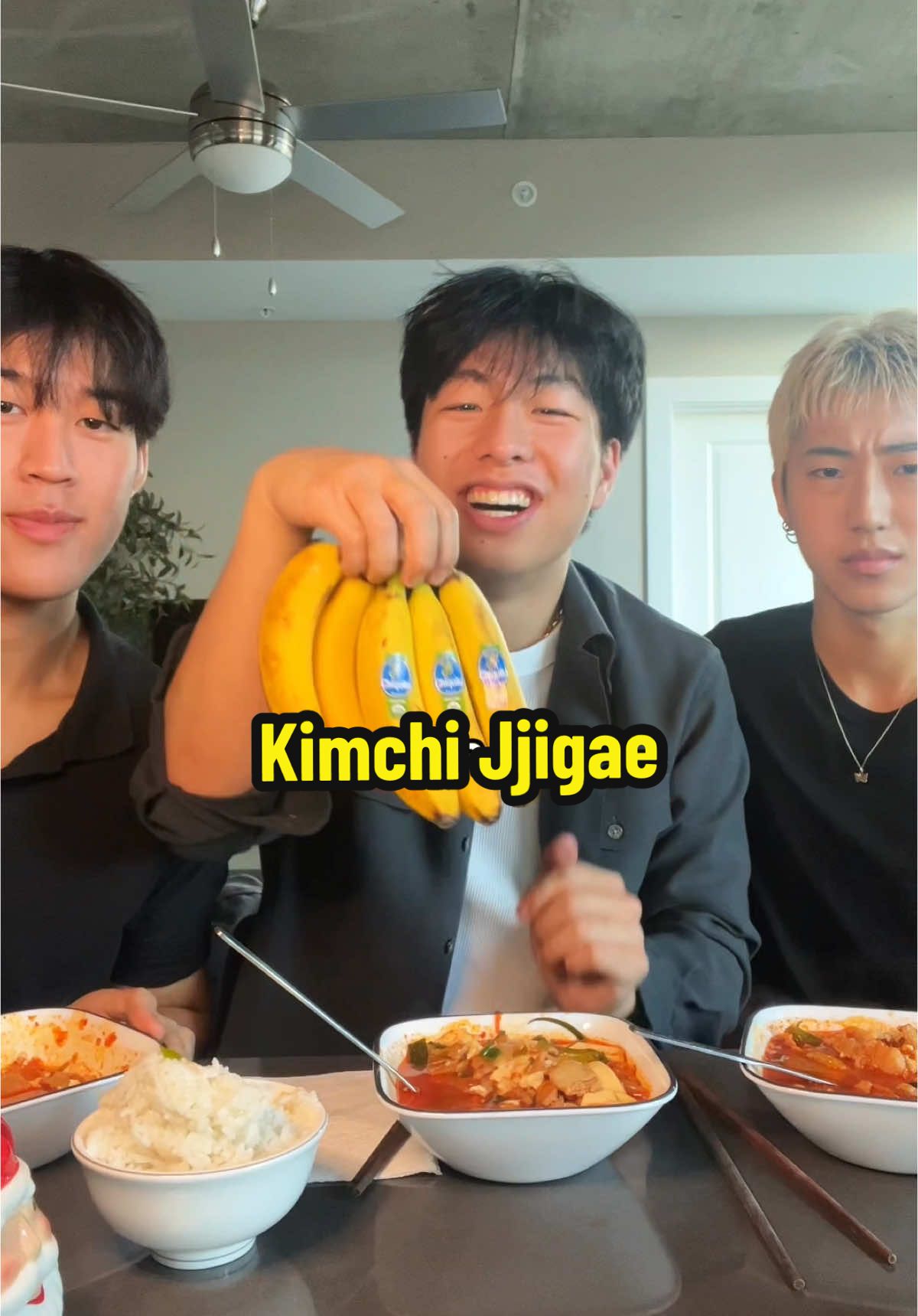 When life gives you tangerines @tristtenlee 😢 #cooking #koreanfood #kimchi #kimchijjigae 