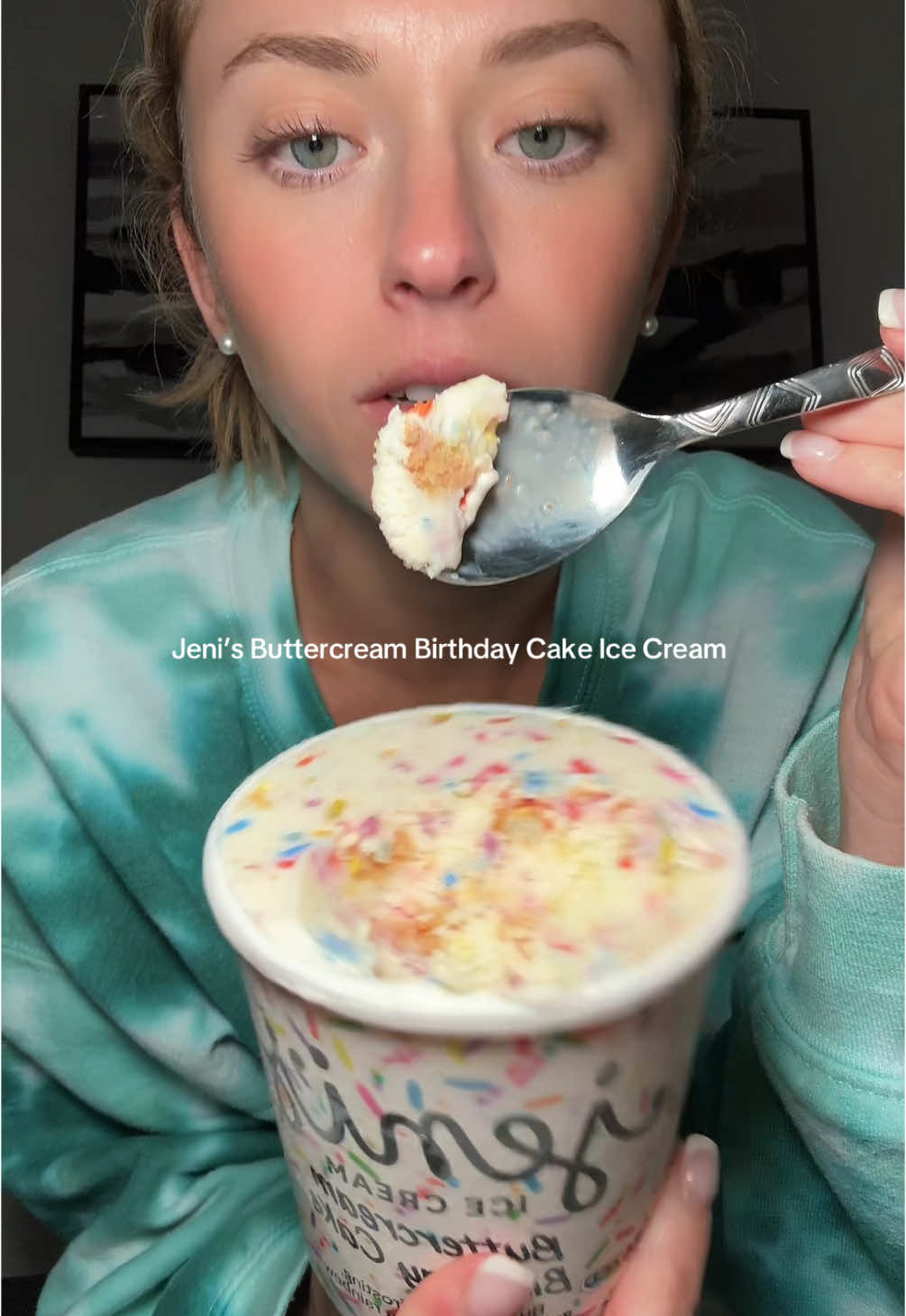 It’s sweet treat o’clock and we’re trying Jeni’s Buttercream Birthday Cake Ice Cream #jenisicecream #eatwithme #mukbang #sweettreat 