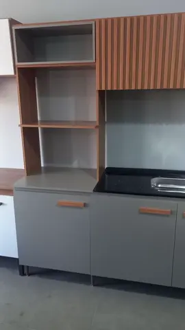 A Cozinha Compacta Alta Antonela é a solução ideal para quem busca otimizar o espaço sem abrir mão da funcionalidade e estilo. Com 3 gavetas equipadas com corrediças metálicas telescópicas e uma porta basculante com ripado e pistão a gás, ela oferece excelente organização e praticidade. Sua estrutura é projetada para suportar uma pia de até 120x53 cm e dispõe de uma torre quente para micro-ondas e forno elétrico, tudo isso em um design moderno e eficiente. 📐DIMENSÕES: Altura 200cm Largura 243cm Profundidade 53cm 💵 *FORMA DE PAGAMENTO:*  - Via Pix, Dinheiro, Débito e Crédito em até 12x com taxa de juros da máquina!  🛻Trabalhamos com entregas, faça seu orçamento.  📳 Converse com TT MÓVEIS no WhatsApp: https://wa.me/555191429900 🟢 Acompanhe nosso Instagram: https://instagram.com/ttmoveis?igshid=MmJiY2I4NDBkZg==