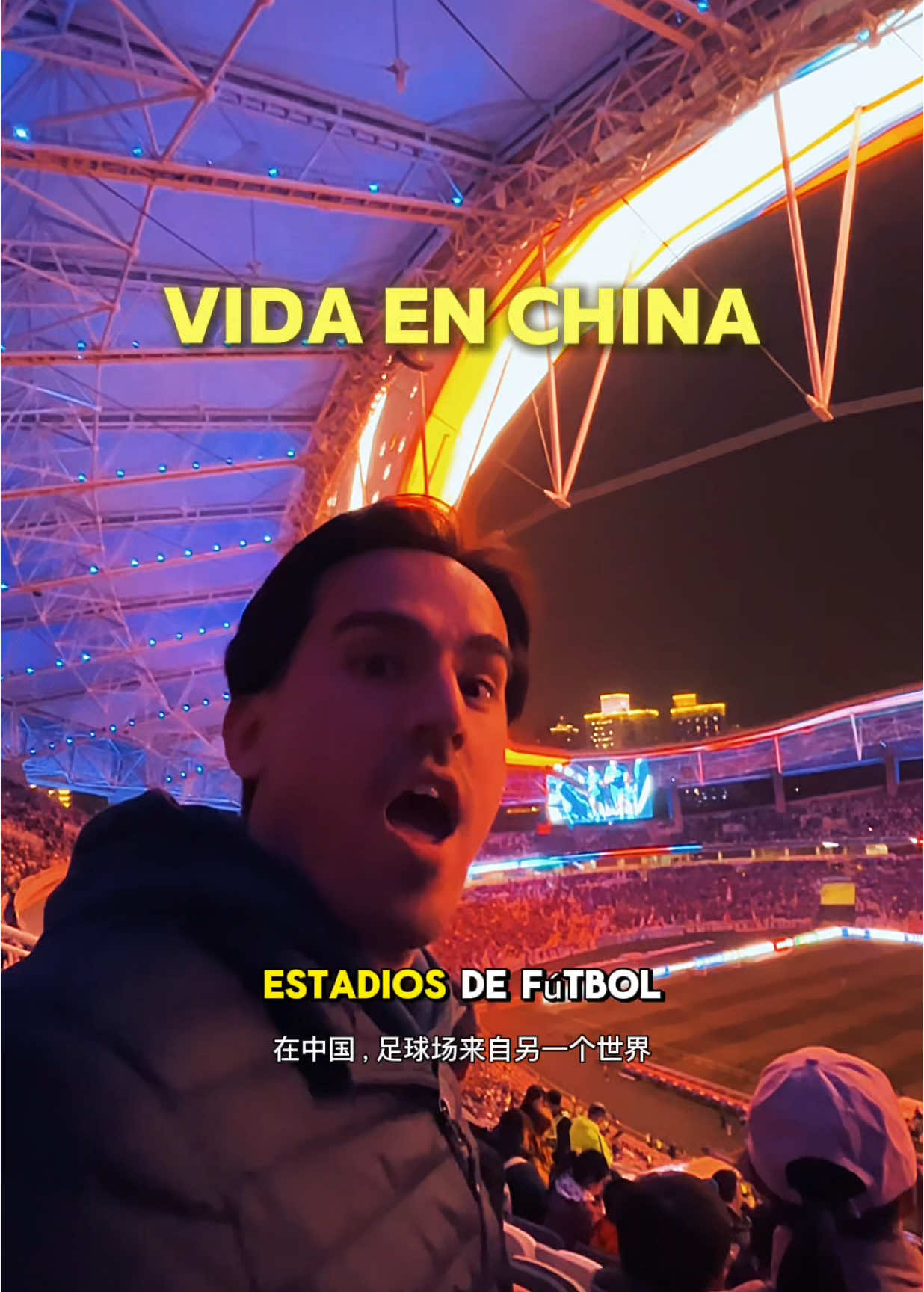 No estaba preparado para lo que viví… Los estadios en China están literalmente en el futuro. Fui a ver un partido en Shanghai y me sentí en una película de ciencia ficción: luces espectaculares, pantallas gigantes en todas partes, sonido envolvente, todo impecable y organizado al detalle. Seguridad total, ambiente familiar, sin caos, sin filas eternas… una experiencia premium de principio a fin. Y lo mejor: ¡el Shanghai Shenhua ganó! Si creías que ir al estadio era solo fútbol, en China es toda una experiencia. #Via#ViajarPorChinai#ChinaIncreíblep#ExperienciaEnChinas#DescubreChinai#ChinaModernal#CulturaChinaa#ViajesInolvidablesi#ChinaFuturistar#TurismoEnChinamejordechina  #shanghaishenhua #vidaenshanghai #mexicanosenchina 