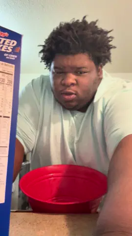 Gotta get them Frosted Flakes & make a bowl Right Now 🗣️😂#fyp #fypシ゚viral #viralvideochallenge #ceral #captiancrunch 