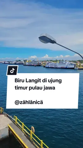 #pelabuhanketapangbanyuwangi  #banyuwangi  #bali  #fyppppppppppppppppppppppp  Siang ini 15April2025 Dibawah birunya langit yg luas serta deburan ombak berarak dengan tenang menambah kedamaian serta menenangkan jiwa yg lelah...