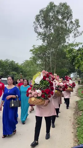 Đám cưới trên đường quê ....