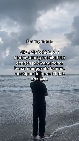 Maa bukan aku tidak menyayangi ayah, tetapi aku tidak tega melihatmu berjuang sendiri setelah ayah pergi karna sakit. Jujur dihati kecilku, aku ingin seperti anak lainnya bisa memiliki keluarga yang lengkap. Tapi aku? Hehee #formymom #mama #jika #foryoupage #fyp 