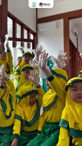 Selamat datang di Edu Wisata Tegalwaru pusat edukasi dan pengalaman seru seputar dunia UMKM! Buat kalian yang mau belajar Membuat Tahu Bakso,bisa banget nih! Dipandu oleh pelaku UMKM berpengalaman, peserta akan mengenal bahan-bahan berkualitas, cara pengolahan tahu, hingga teknik mengisi adonan bakso yang gurih dan kenyal. Dari pengolahan bahan, pengisian tahu, sampai proses pengukusan semuanya diajarkan langsung dan bisa dipraktikkan sendiri! Catatan: • Minimal 20 orang peserta • DP 30% saat booking Info & pendaftaran: 0813-8526-2372 Yuk , agendakan Sekarang! #Wirausaha #EdukasiUMKM #SentraUMKMTegalwaru #EduWisata #BelajarWirausaha #eduwisatategalwaru #Pelatihan #Pelatihankewirausahaan