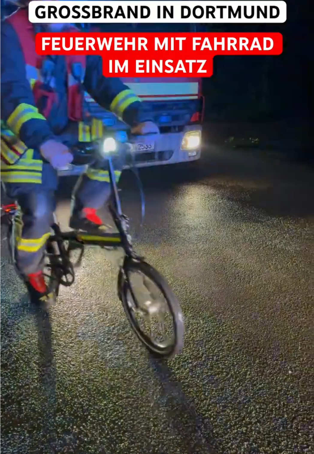 DORTMUND:  Großbrand in Dortmunder Lagerhalle – Feuerwehr im Einsatz Am Montagabend, 14. April 2025, geriet eine Lagerhalle am Marksweg in Dortmund-Schwieringhausen aus bislang ungeklärter Ursache in Brand. Kurz vor 20 Uhr gingen die ersten Notrufe ein. Die Feuerwehr rückte mit vier Löschzügen an. Rund 90 Einsatzkräfte waren fast drei Stunden im Einsatz, um das Feuer auf rund 1.200 Quadratmetern zu löschen. Die Brandursache ist noch unklar. ❎ weitere Videos und Dokumentationen findet Ihr auch auf unserem YouTube Kanal von Shooter-Media-TV, schaut einfach mal vorbei. ❎