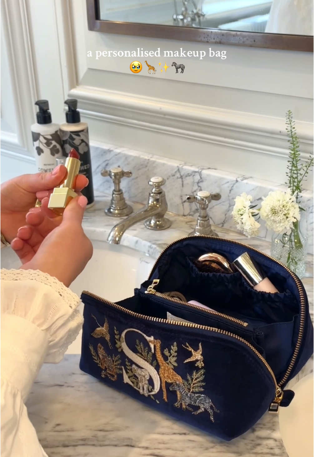 Your morning routine just got a little more beautiful & organised! The makeup bag on everyone’s wishlist now comes with your initial 🥹✨ #ElizabethScarlett #MakeupBag #OpenFlatMakeupBag #PersonalisedGifts 