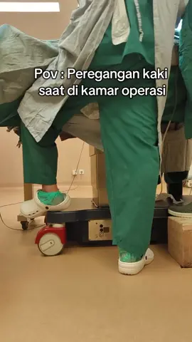 gaya kaki saat jadi asisten dokter bedah  #fyp #viral #kontenperawat #perawatkamaroperasi #perawat #surgicalnurse #kamaroperasi #medical #medicalstudent 